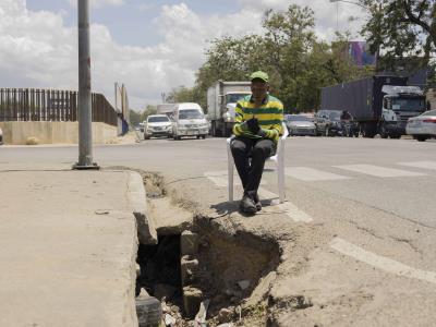 Una tronera en la Luperón que pone en peligro a la gente