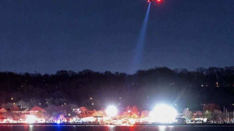 Avión con 60 pasajeros colisiona con helicóptero y cae al río Potomac en Washington