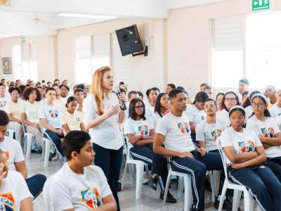 Carolina Mejía conversa con estudiantes de Capotillo