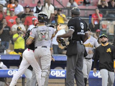 Cuidado, mucho cuidado con los pitcheos pegados en el béisbol