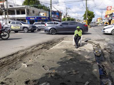 Desnivel en isleta causa daños a vehículos en calle Charles de Gaulle