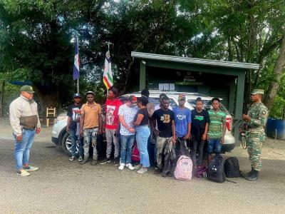 Detienen dominicanos por tráfico de indocumentados haitianos