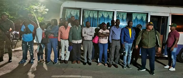 Detienen supuesto asesor migratorio con 17 haitianos indocumentados en Valverde