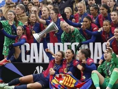 El Barcelona femenino se alza con su quinta Supercopa