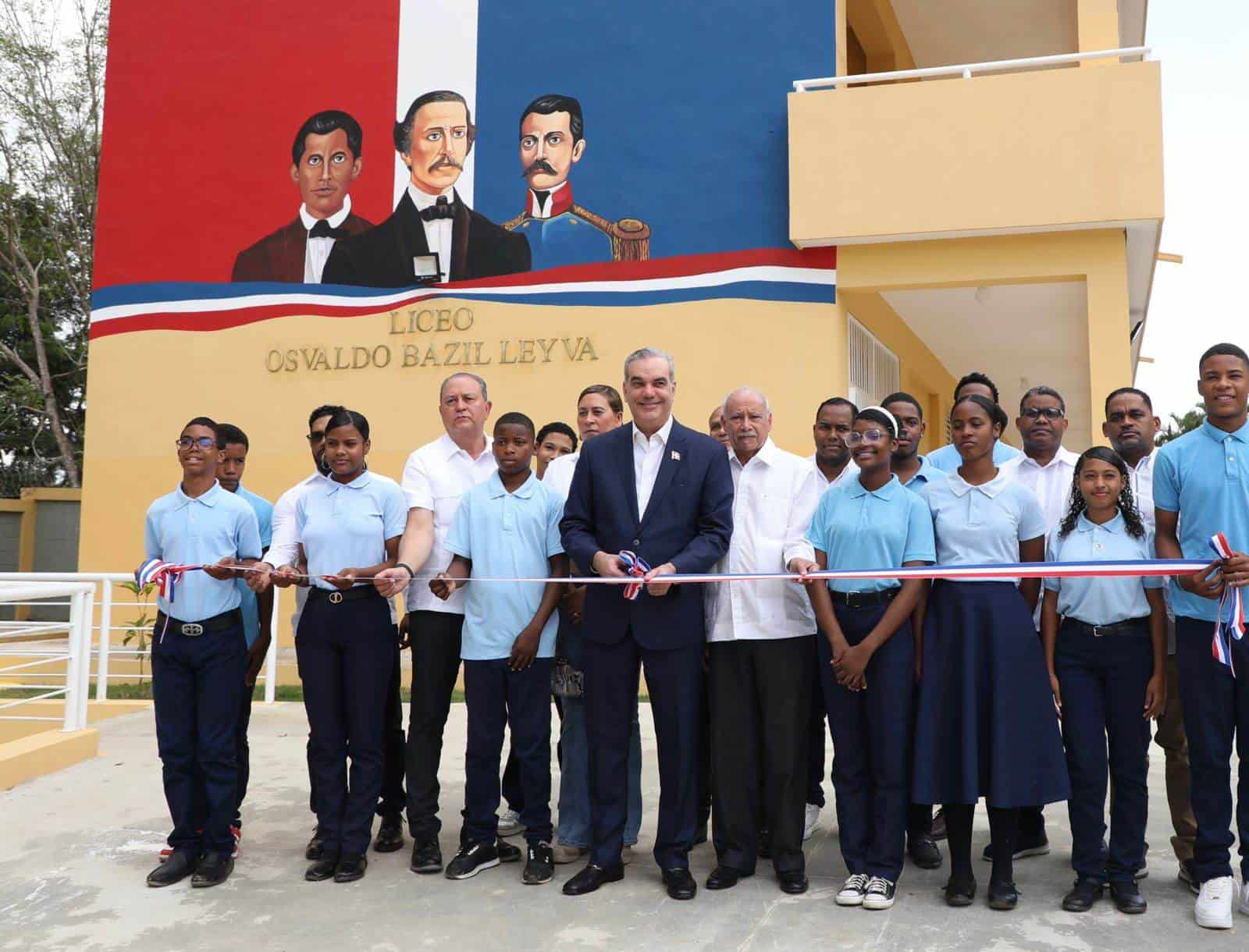 Corte de cinta del Liceo Osvaldo Bazil Leyva.