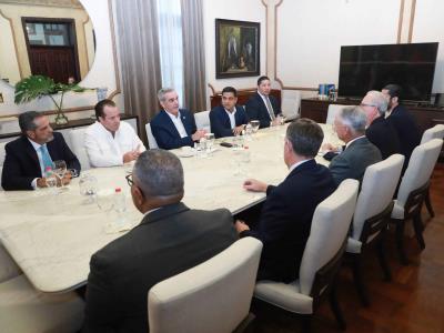 El presidente Luis Abinader recibe en Palacio a Rob Manfred