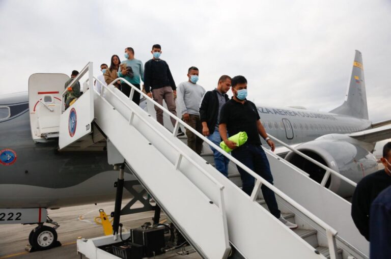 El presidente Petro recibe a 110 colombianos deportados desde EE.UU.