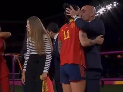 Fútbol: Luis Rubiales al banquillo por un beso no consentido