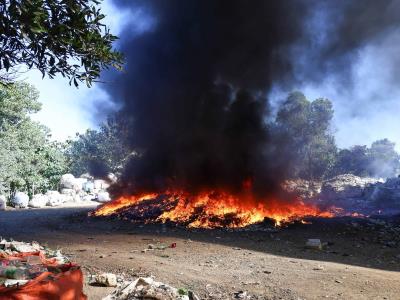 Hombre provoca incendio en un depósito de plástico