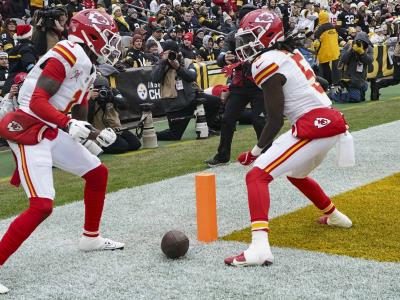 Hopkins y Brown impulsan a los receptores de los Kansas City Chiefs