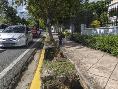 Hueco en acera de calle César Nicolás Penson es un peligro