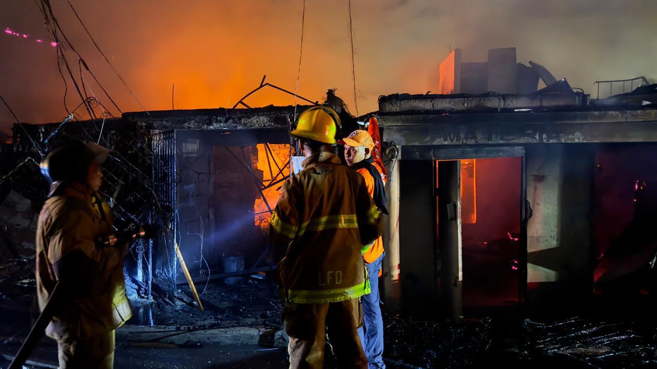 Incendio destruye cinco casas y una fábrica de colchones en Santiago