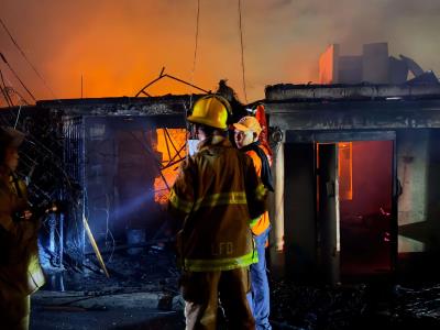 Incendio destruye viviendas y taller de ebanistería en Santiago