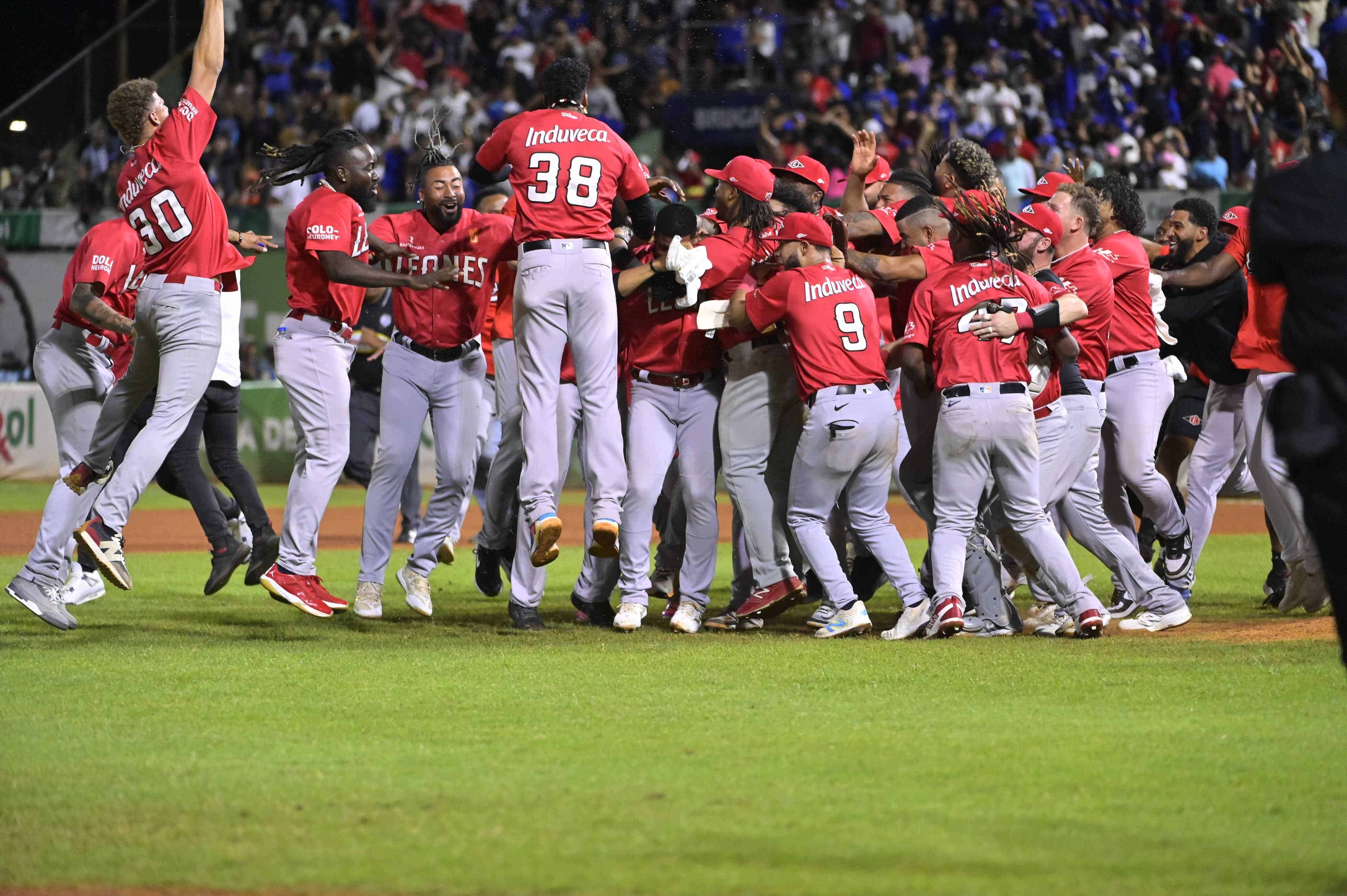 Jugadores del Escogido celebran su triunfo.