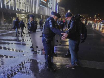 La policía francesa detiene a fanáticos holandes en la frontera