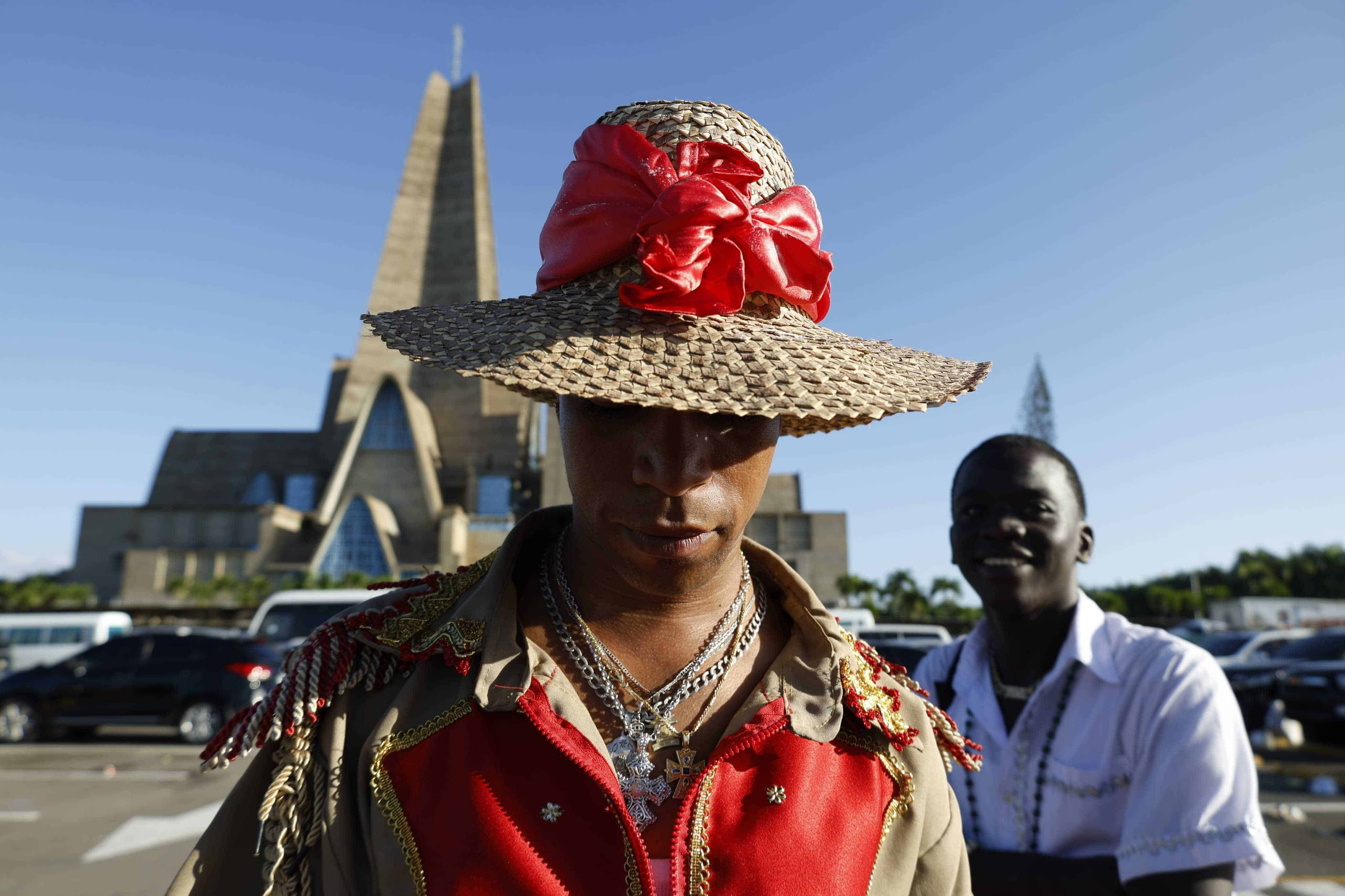 Hay personas que llegan a la Basílica de Nuestra Señora de la Altagracia descalzas, de rodillas y con vestimentas muy distintivas. 