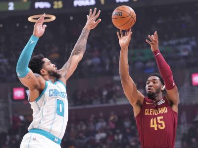 Los Cavaliers vencen a los Hornets con su décima victoria consecutiva