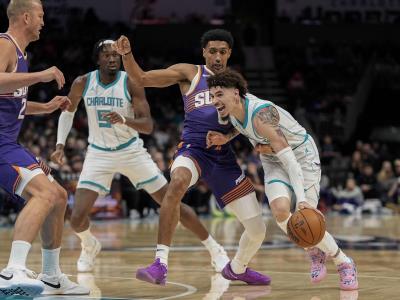 NBA: LaMelo Ball anota 32 puntos y Hornets vencen 115-104 a Suns