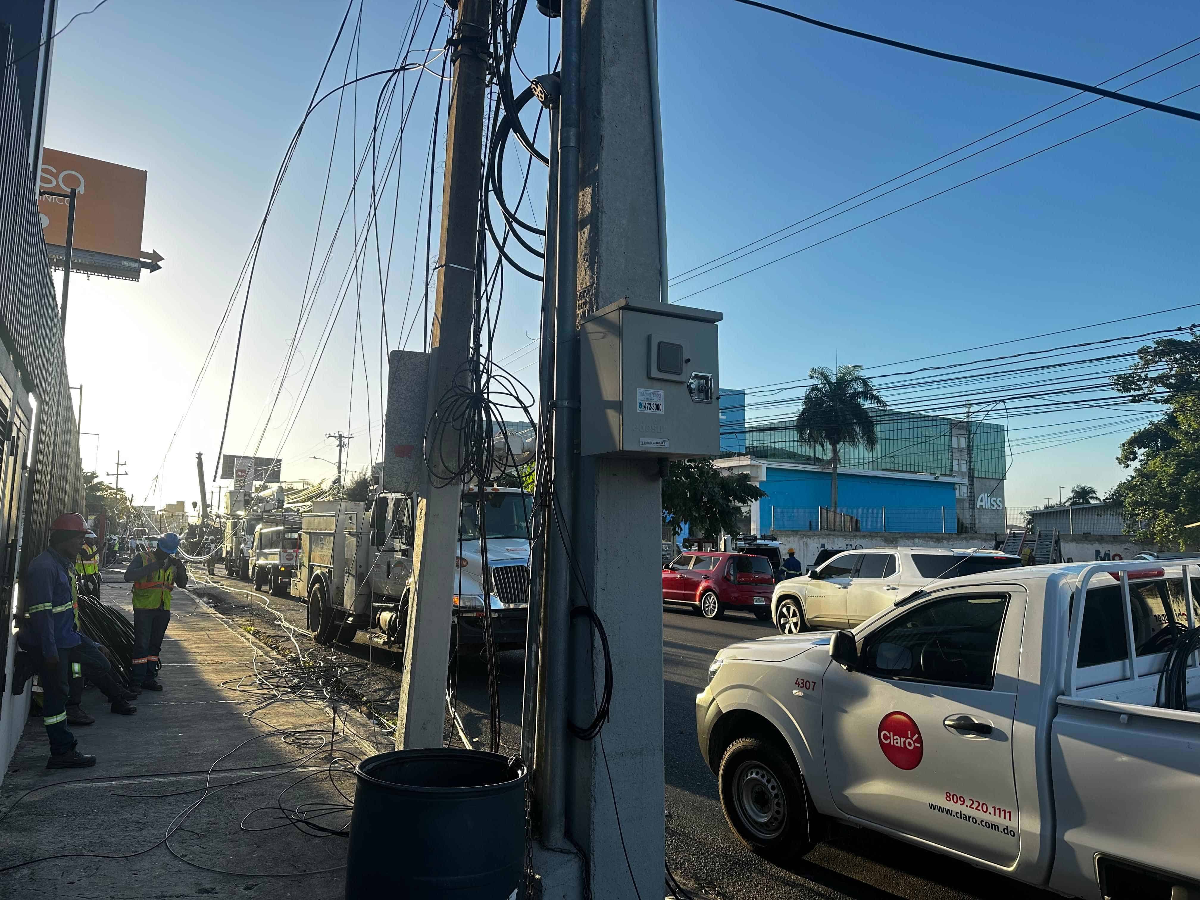 Un cabezote derribó la tarde de este miércoles un poste del tendido eléctrico.