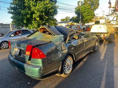 Poste de luz aplasta carro en la Charles Summer y conductor sale ileso