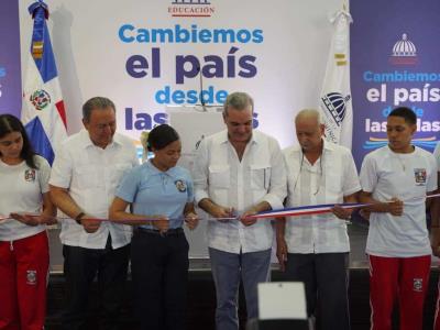 Presidente Abinader inaugura cancha de Instituto Unión Panamericana