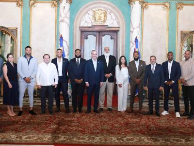 Presidente Abinader recibe a miembros de la MLBPA