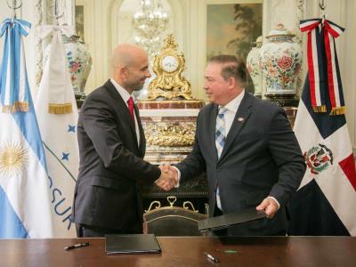 RD firma de cielos abiertos con Argentina