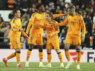 Real Madrid logra remontada y vence a Valencia, para tomar la cima