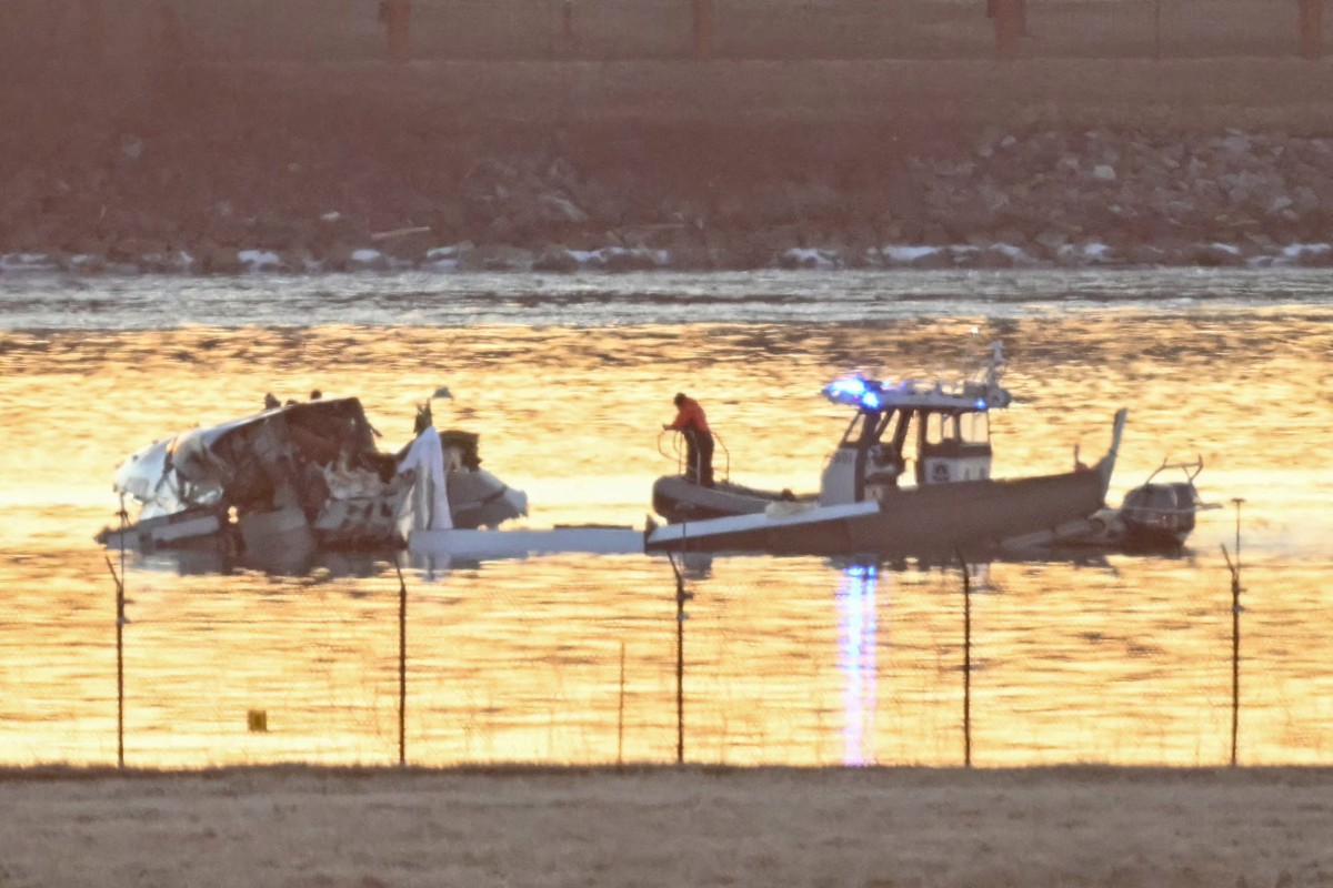 Recuperan 18 cuerpos tras accidente aéreo en el río Potomac en Washington