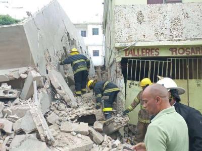 Rescatan dos personas con vida tras derrumbe de obra en La Romana