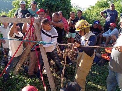 Rescatan hombre atrapado a 80 pies de profundidad en Santiago