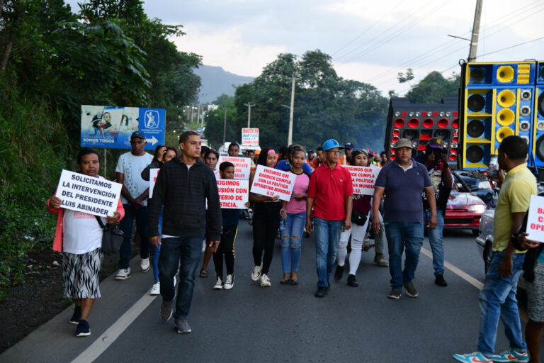 Residentes bloquean carretera Maimón-Cotuí en protesta contra presa de Barrick Gold.