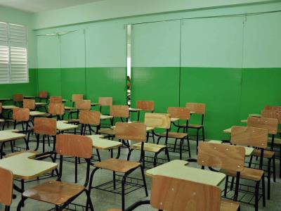 Suspenden docencia en escuela de Santiago por falta de profesores