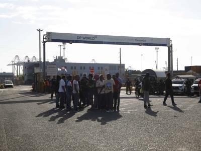 Transportistas protestan frente a Puerto Caucedo