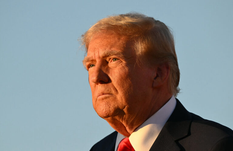 Trump iniciará su mandato el lunes y anuncia operativos de arrestos masivos de migrantes para el martes.