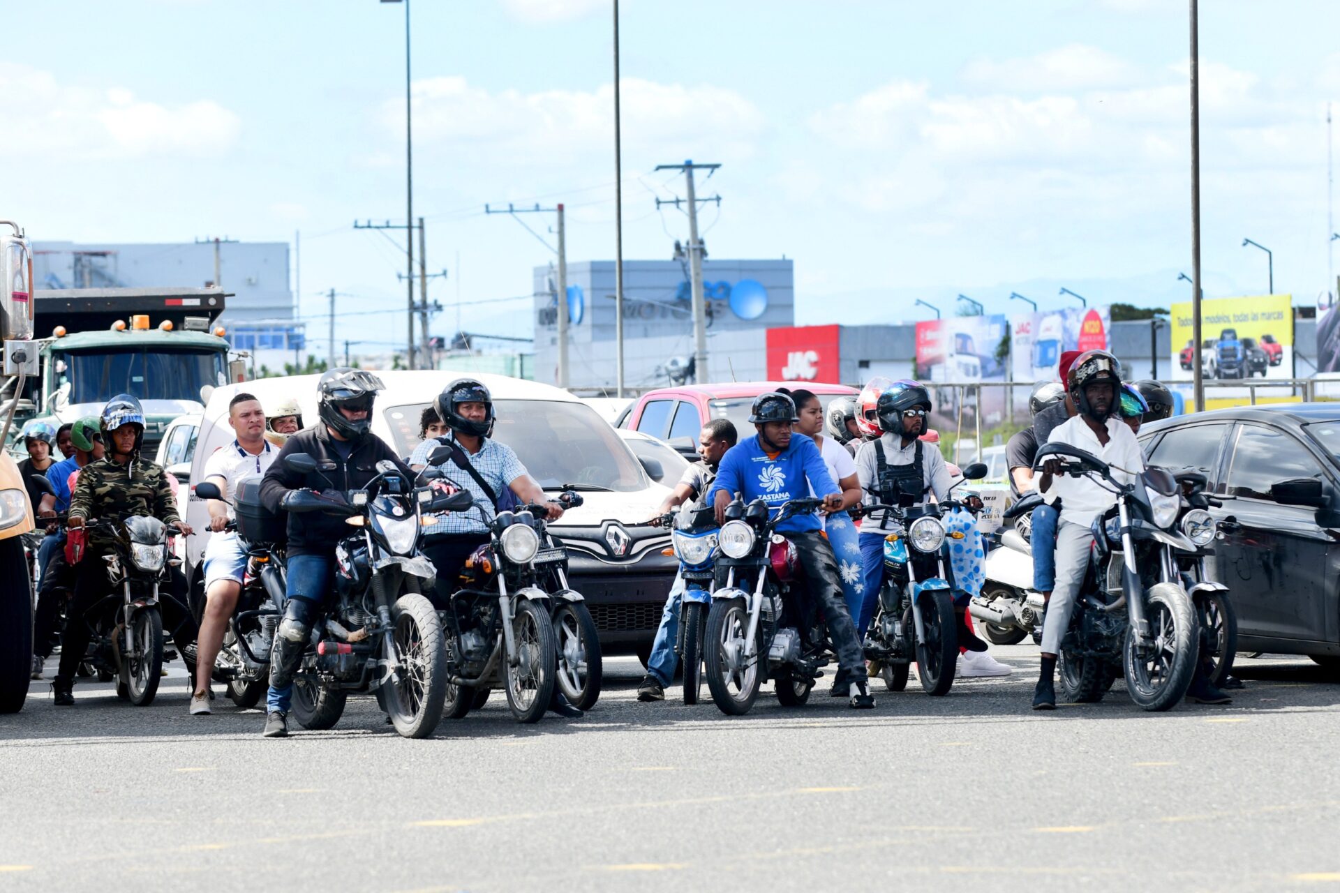 Un 37% de los motoristas no utiliza casco por falta de conciencia sobre su importancia, según encuesta.