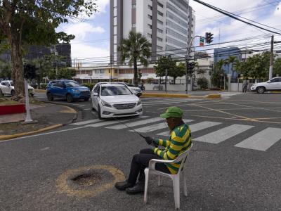 Vehículos impactan en hoyo de la ruta presidencial