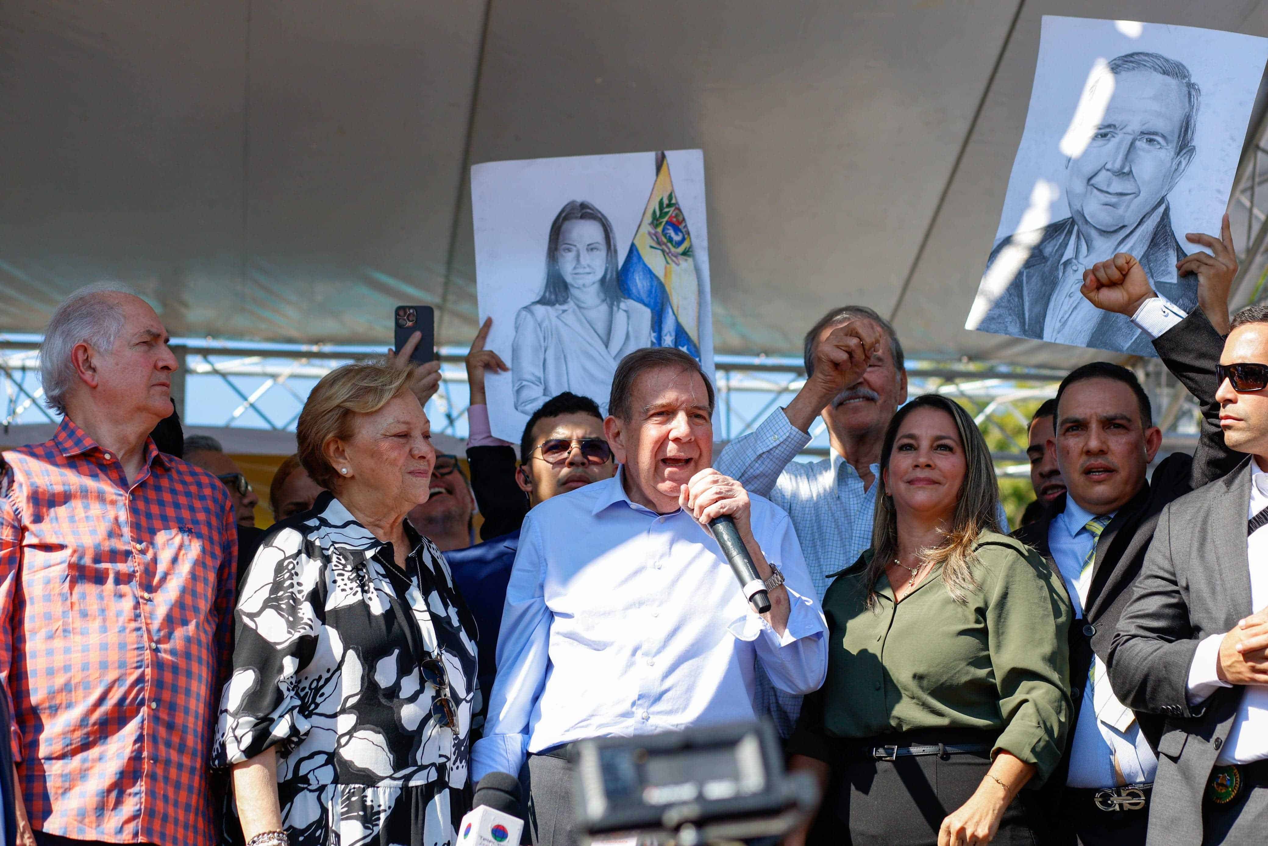 Edmundo González en la concentración del Parque Eugenio María de Hostos.