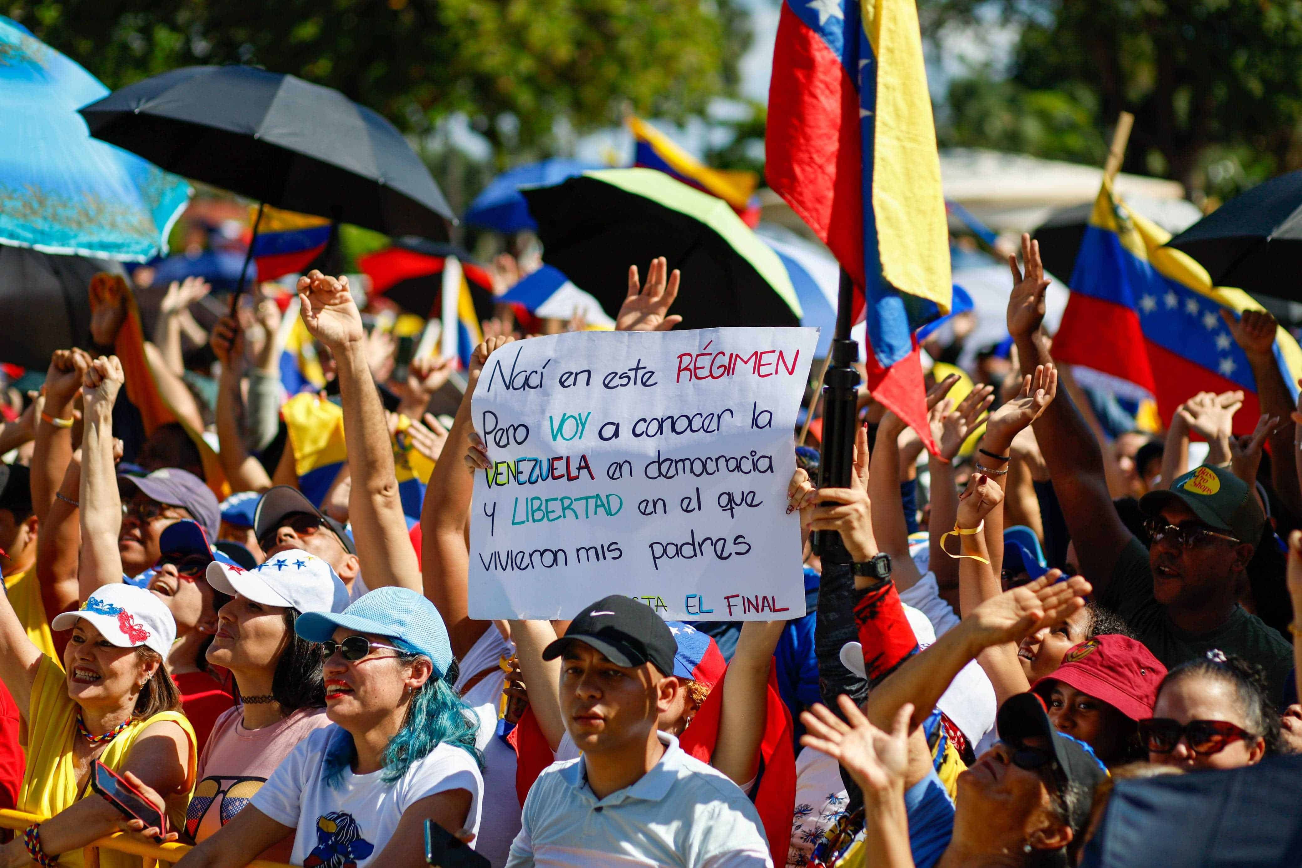 Ambiente en el Parque Eugenio María de Hostos, mientras los venezolanos claman libertad por su país.