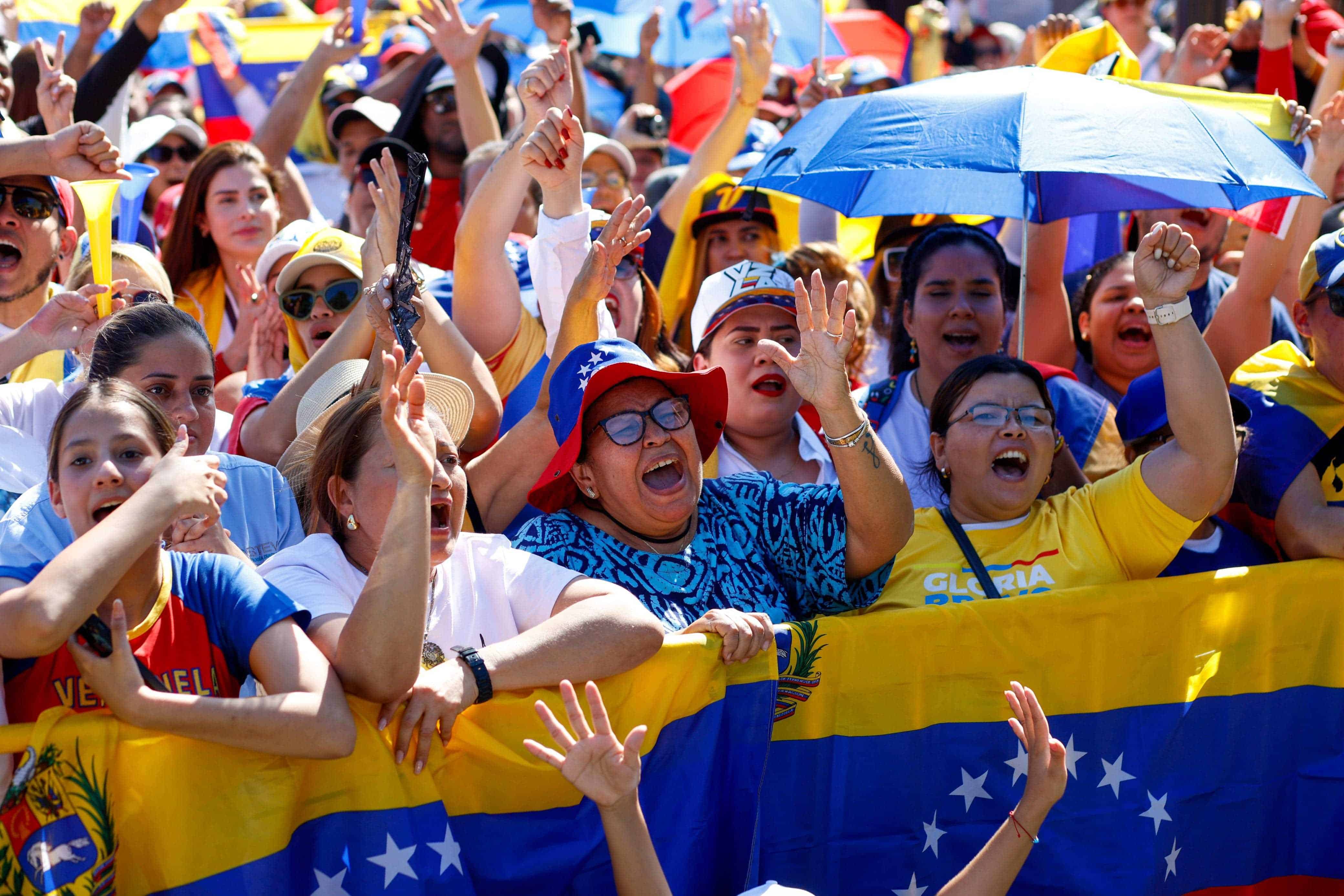 Ambiente en el Parque Eugenio María de Hostos, mientras los venezolanos claman libertad por su país.