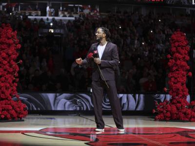 White anota 33 puntos y Bulls vencen a Knicks tras homenaje a Rose