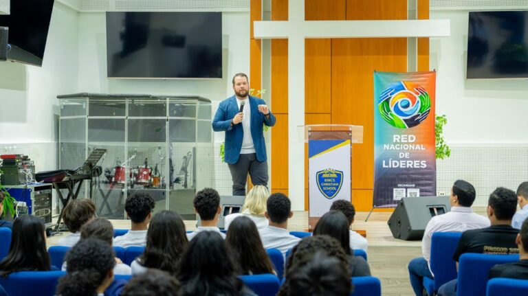 Orlando Jorge Villegas imparte charla a estudiantes de secundaria sobre la importancia de la inteligencia emocional
