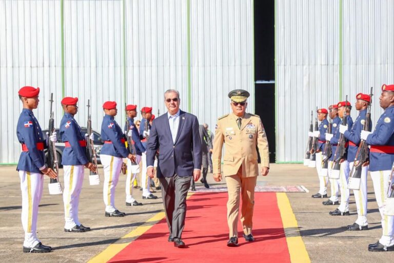 Abinader partió a Uruguay para toma de posesión de Yamandú Orsi