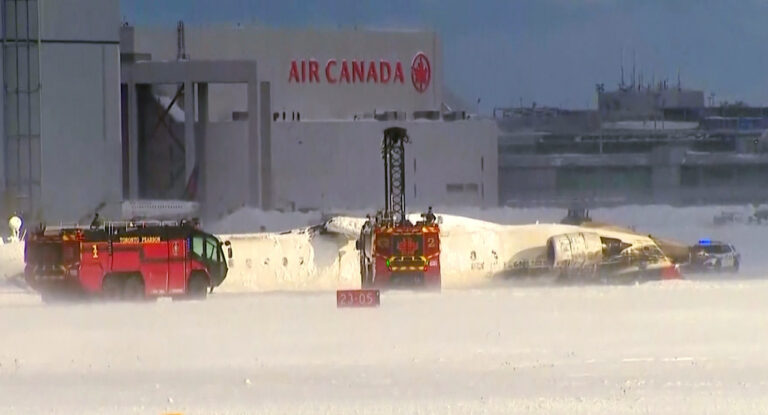 Accidente de avión en Toronto deja al menos ocho heridos.