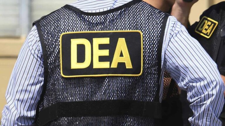 Acusan a abogado defensor de Miami por esquema de soborno relacionado con la DEA