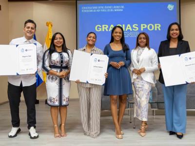 Analizan el presente y el futuro del periodismo durante conversatorio