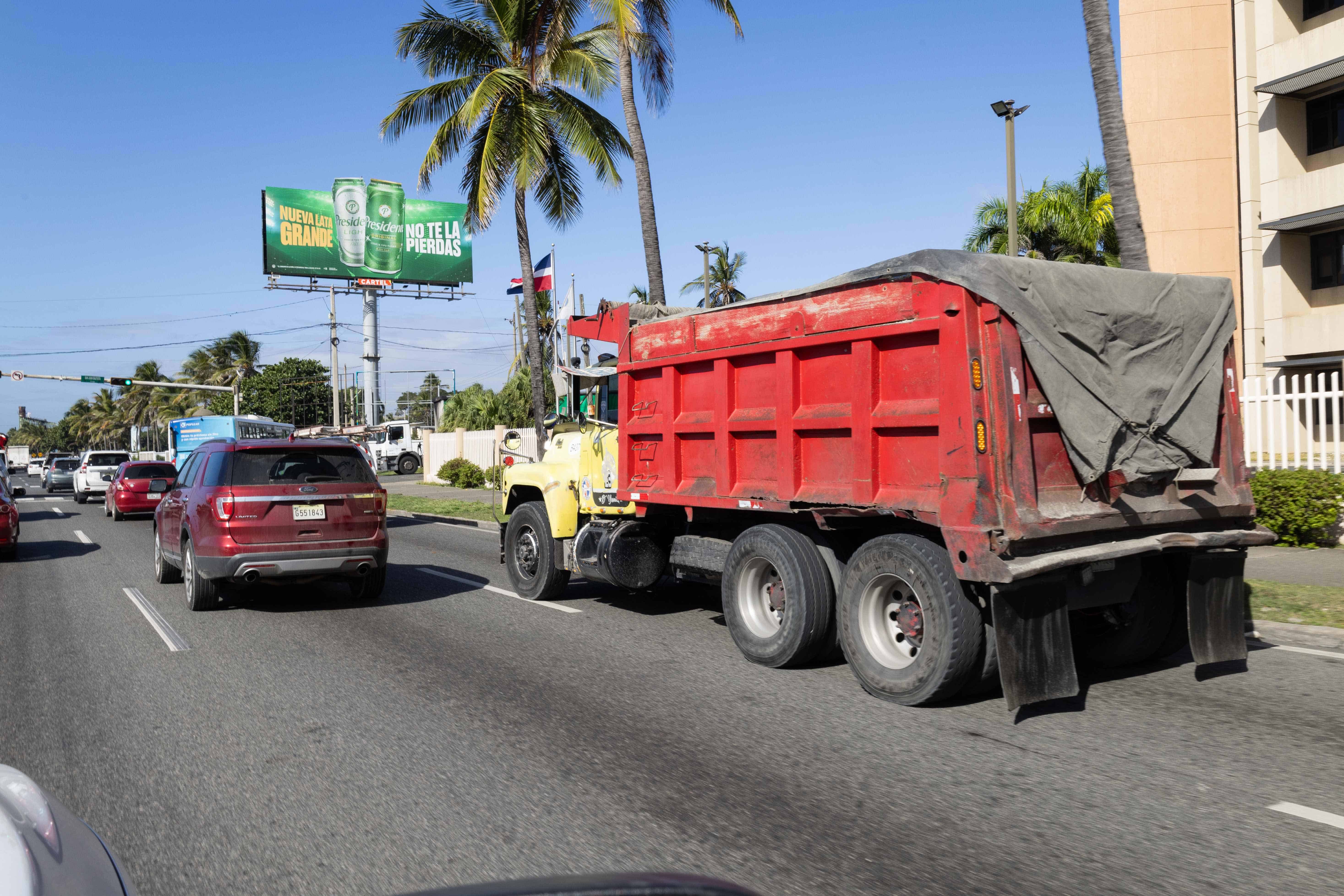 Algunos camiones cuentan con permisos para transitar por el Malecón. 