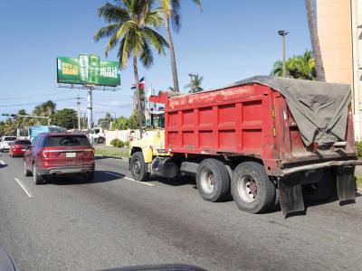 Aplican ordenanza que prohíbe a camioneros el tránsito por el malecón