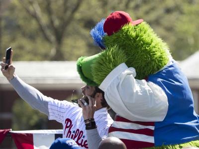 Bryce Harper se hace un tatuaje del Phillie Phanatic