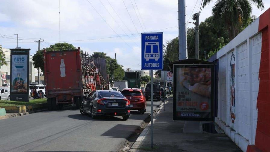 Camioneros insisten en circular por el Malecón a pesar de restricciones.